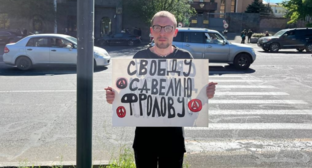 Александр Шерченков на пикете. Скриншот фото RusNews от 09.05.26, https://t.me/rusnews/84496.