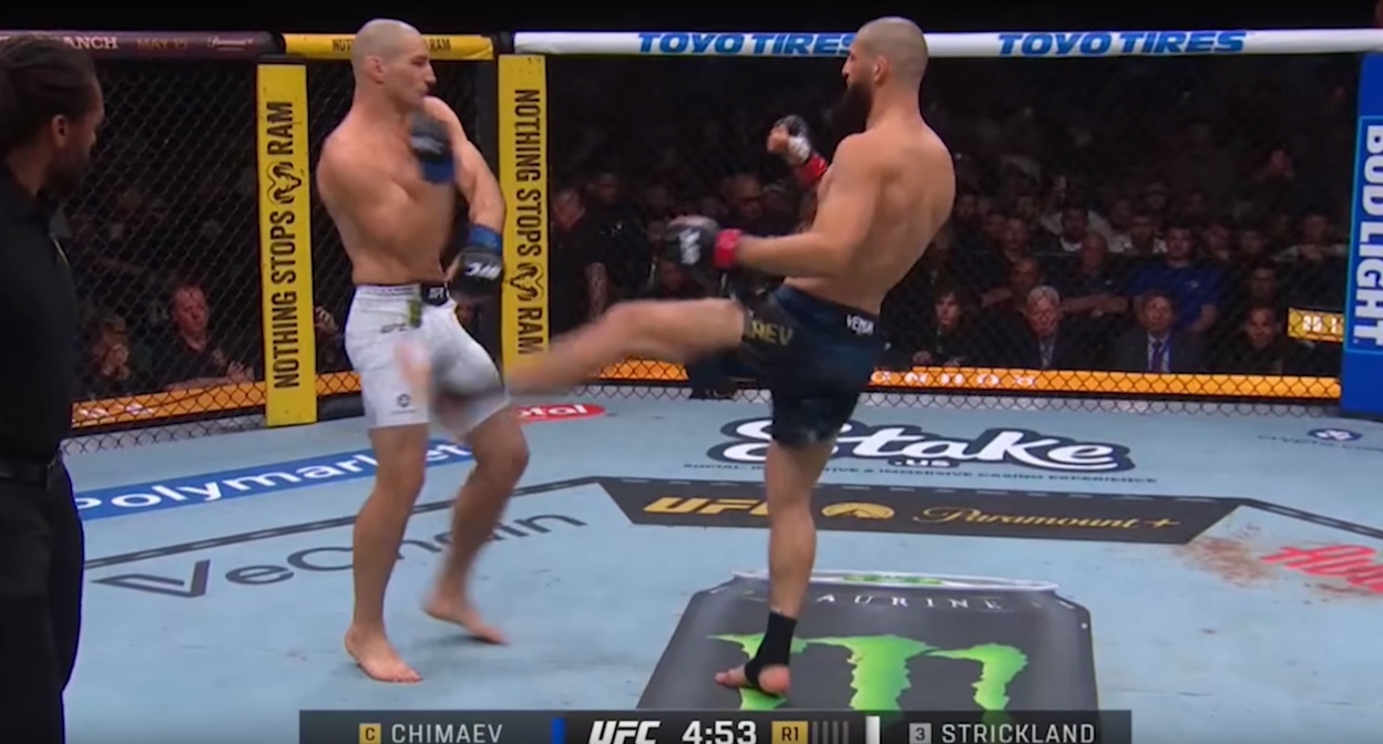 Хамзат Чимаев (справа) и Шон Стрикленд. Кадр видео MMA review https://vksport.vkvideo.ru/video-160239321_456241777