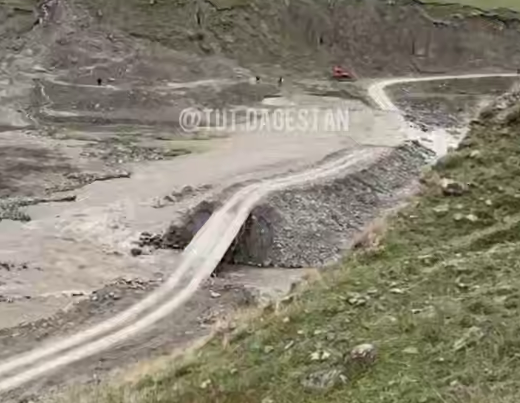 Стоп-кадр: "Размыв дороги в Чародинском районе, в результате которого села остались без транспортного сообщения". Фото: "Тут Дагестан" / Telegram-канал Стоп-кадр: "Размыв дороги в Чародинском районе, в результате которого села остались без транспортного сообщения". Фото: "Тут Дагестан" / Telegram-канал