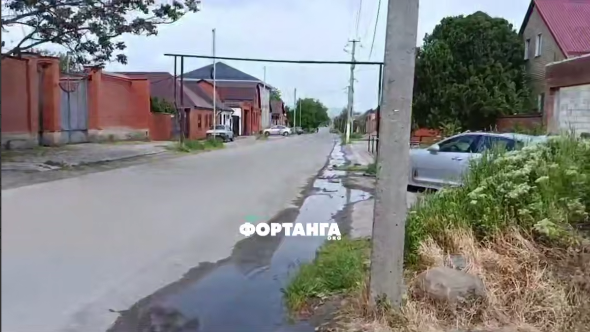 Кадр жители Сунжи пожаловались на разбитые дороги и прорывы труб. Фото: Фортанга / Telegram-канал
