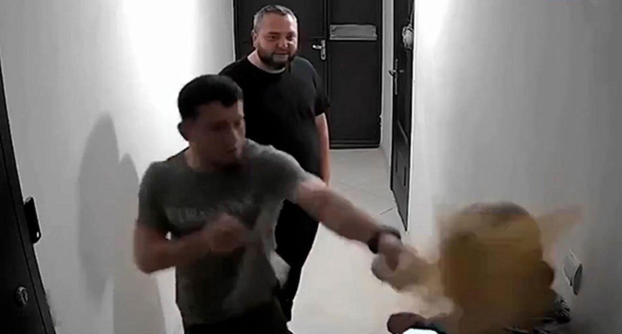 Джихад Юнусов нападает на соседок. Скриншот видео dvach / MAX Джихад Юнусов нападает на соседок. Скриншот видео dvach / MAX