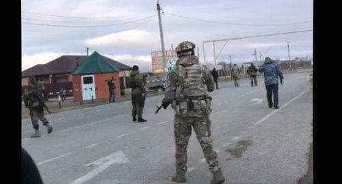 Силовики в Чечне. Ноябрь 2018 года. Кадр видео https://www.youtube.com/watch?v=ToyeRYr9UAQ Силовики в Чечне. Ноябрь 2018 года. Кадр видео https://www.youtube.com/watch?v=ToyeRYr9UAQ