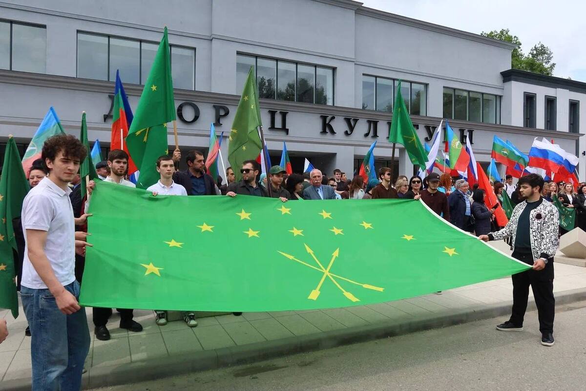 Участники митинга в Черкесске. 21 мая 2026 г. Фото: https://t.me/citycherkessk/14147 Участники митинга в Черкесске. 21 мая 2026 г. Фото: https://t.me/citycherkessk/14147