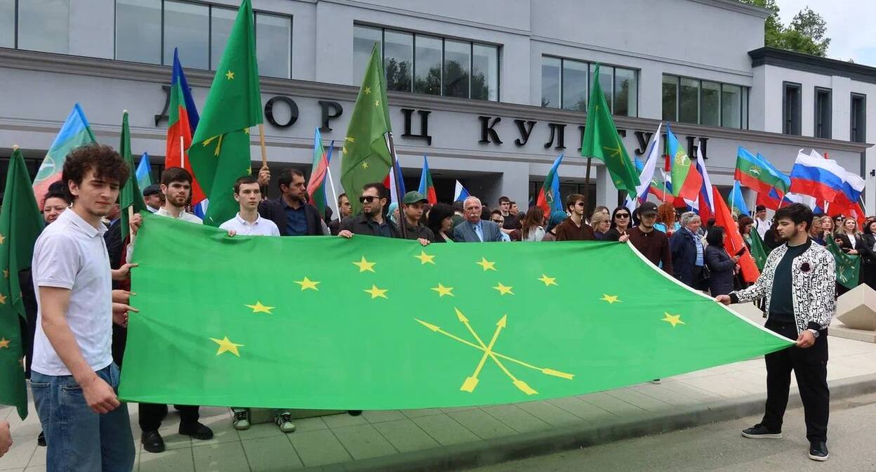 Участники митинга в Черкесске. 21 мая 2026 г. Фото: https://t.me/citycherkessk/14147