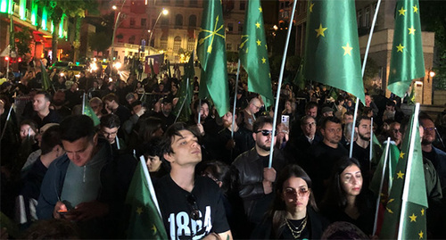 Акция черкесских активистов в Стамбуле. 21 мая 2026 г. Фото: Арслан Коч для "Кавказского узла" Акция черкесских активистов в Стамбуле. 21 мая 2026 г. Фото: Арслан Коч для "Кавказского узла"