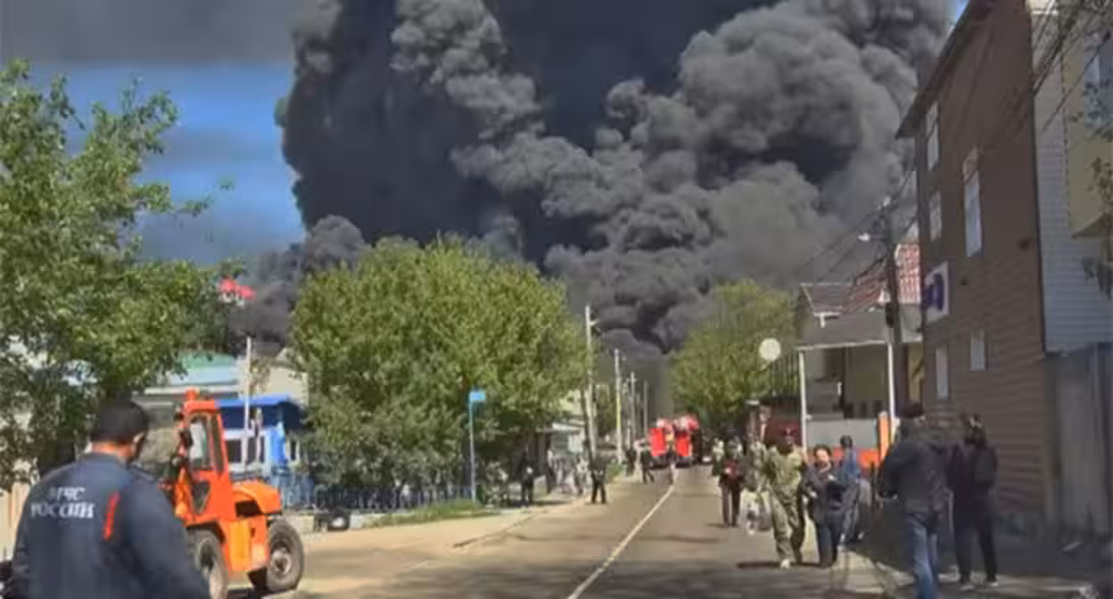 Дым от пожара после атаки беспилотников в Туапсе. Фото: пресс-служба губернатора Краснодарского края