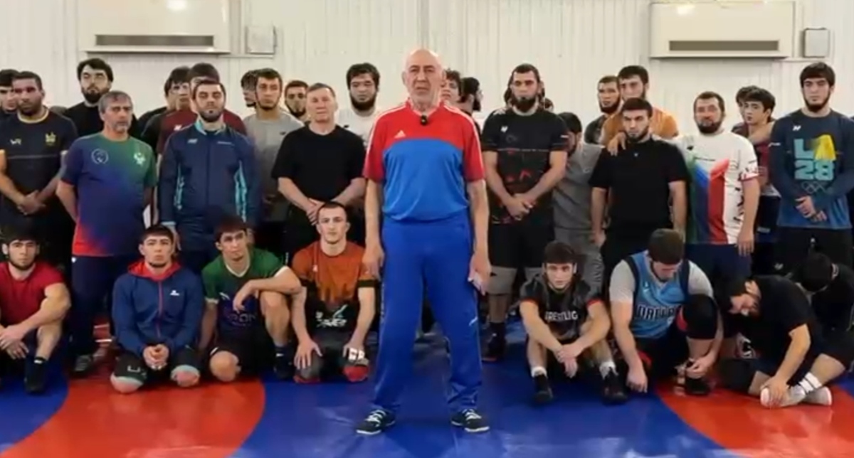 Магомед Гусейнов (в центре) и спортсмены. Кадр видеообращения из телеграм-канала "Черновик 2.0" https://t.me/chernovik_new/9205 Магомед Гусейнов (в центре) и спортсмены. Кадр видеообращения из телеграм-канала "Черновик 2.0" https://t.me/chernovik_new/9205