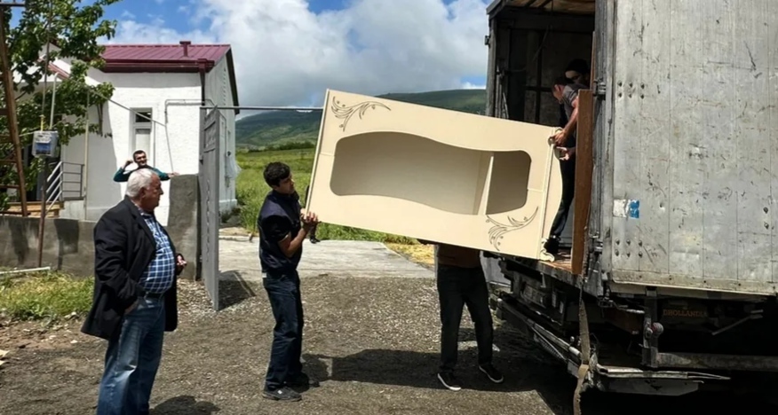 Переезд бывших вынужденных переселенцев в Ходжалинский район. 26 мая 2026 года. Фото: Report https://report.az/ru/vnutrennyaya-politika/pereselivshimsya-v-hodzhaly-9-semyam-vrucheny-klyuchi-ot-kvartir