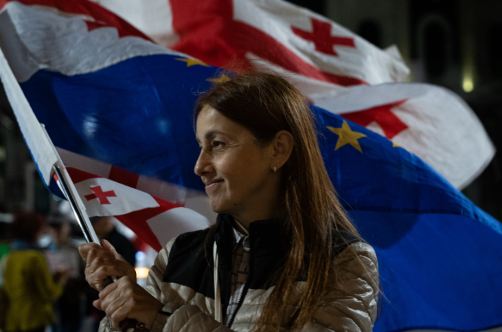 Участница акции у парламента Грузии. Скриншот фото Publika от 27.05.26, https://www.facebook.com/photo?fbid=1769447167788159&set=pcb.1769447274454815 Участница акции у парламента Грузии. Скриншот фото Publika от 27.05.26, https://www.facebook.com/photo?fbid=1769447167788159&set=pcb.1769447274454815