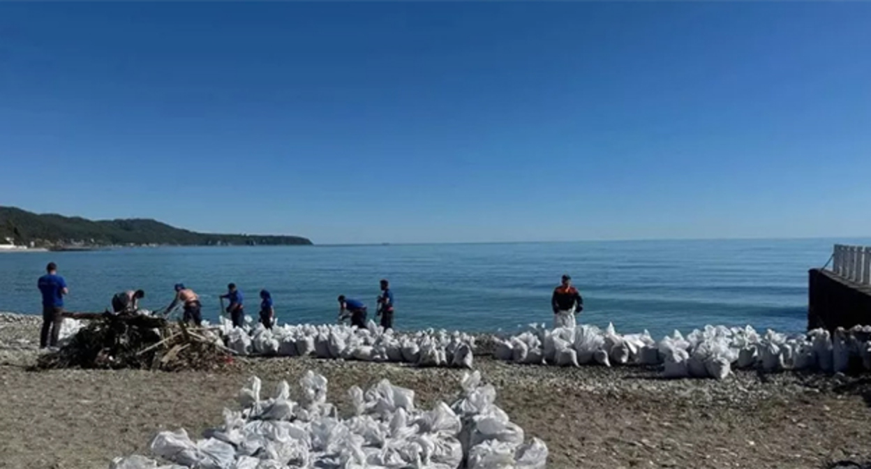Сбор загрязненного грунта на побережье Туапсе © Фото: телеграм-канала Оперативного штаба Краснодарского кра Сбор загрязненного грунта на побережье Туапсе © Фото: телеграм-канала Оперативного штаба Краснодарского кра