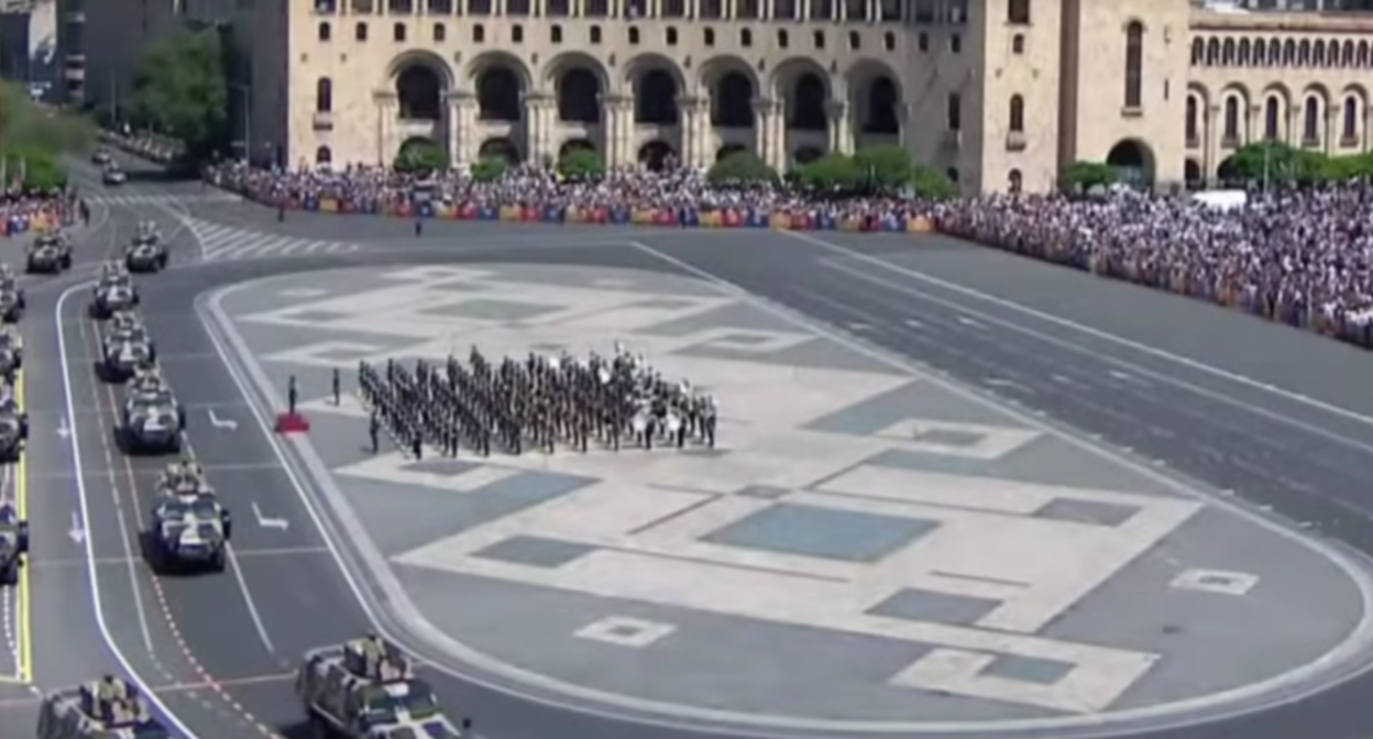 Военный парад в день республики в Ереване. Стоп-кадр видео News.Am от 28.05.26? https://www.youtube.com/watch?v=_vx52Ejndnc&t=234s