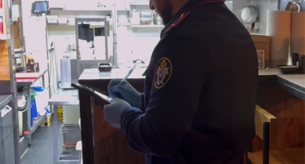 Сотрудник правоохранительных органов в кафе в Пятигорске. 31 мая 2026 г. Фото: пресс-служба СУ СКР по Ставрополью Сотрудник правоохранительных органов в кафе в Пятигорске. 31 мая 2026 г. Фото: пресс-служба СУ СКР по Ставрополью
