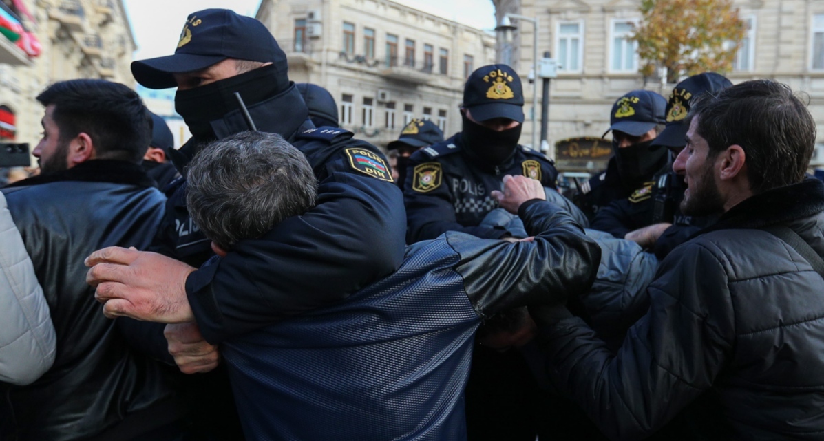 Сотрудники полиции задерживают активистов в Баку. Фото Азиза Каримова для "Кавказского узла".