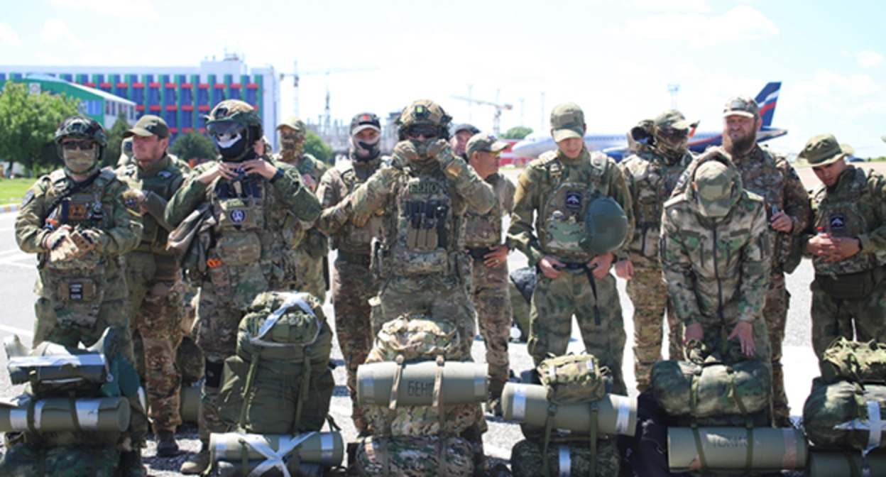 Группа бойцов в аэропорту Грозного. Фото: Грозный-информ https://www.grozny-inform.ru/