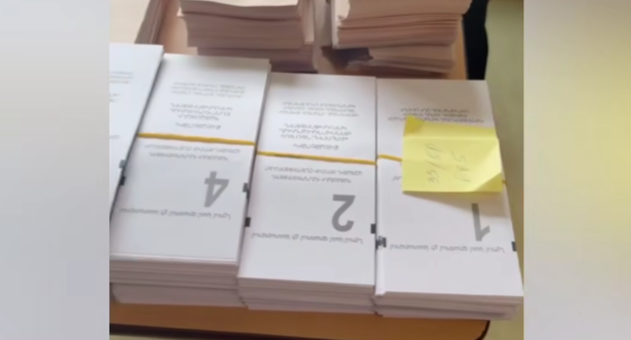 Бюллетени "Сильной Армении" не привезены на один из участков. Стоп-кадр видео Armenia Today от 06.06.26, https://armeniatoday.am/law-ru/1084341/. Бюллетени "Сильной Армении" не привезены на один из участков. Стоп-кадр видео Armenia Today от 06.06.26, https://armeniatoday.am/law-ru/1084341/.