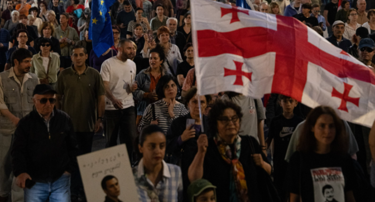 Участники марша против насилия в Тбилиси. Скриншот фото Publika от 06.06.26, https://www.facebook.com/photo?fbid=1779043180161891&set=pcb.1779043276828548 (деятельность компании Meta, владеющей соцсетью, запрещена в России).