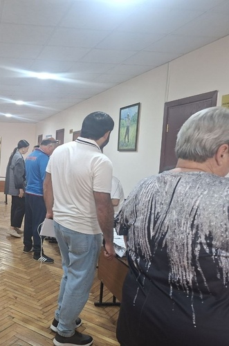 Люди на участке № 31/06. Гюмри, 7 июня 2026 года. Фото Романа Кужева для "Кавказского узла".