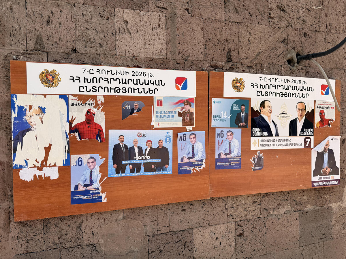 Предвыборный стенд в Ереване. Фото "Кавказского узла". Предвыборный стенд в Ереване. Фото "Кавказского узла".