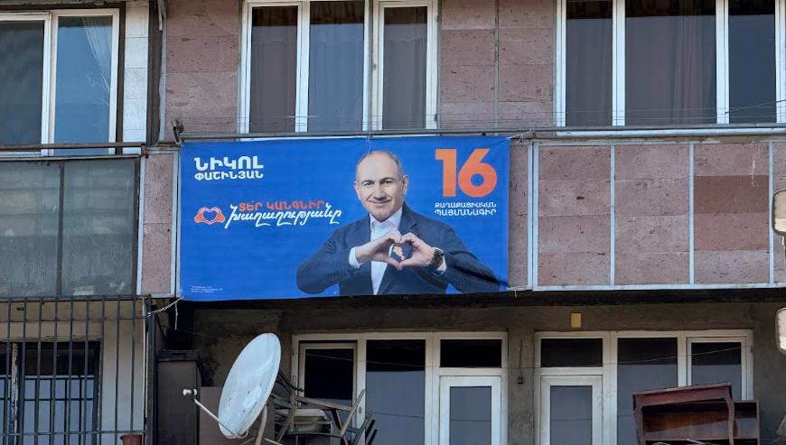 Агитплакат правящей партии "Гражданский договор". Фото "Кавказского узла". Агитплакат правящей партии "Гражданский договор". Фото "Кавказского узла".