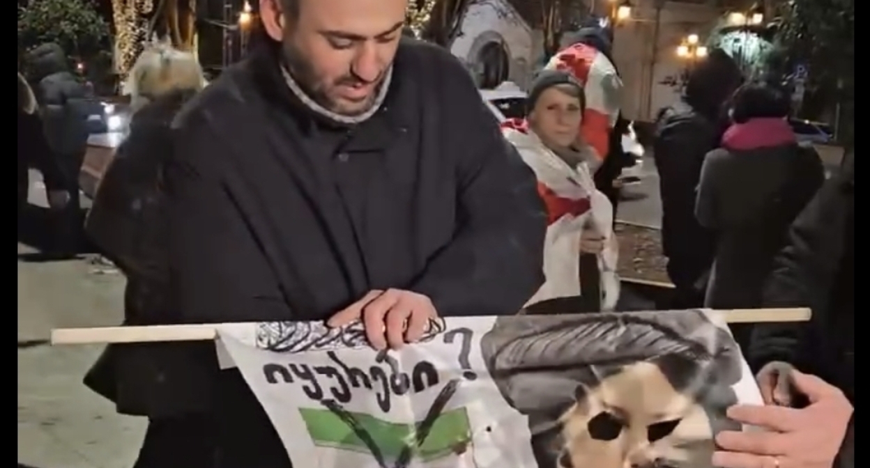 Афган Садыгов на акции в Тбилиси. Кадр видео Tbilisi_life / Telegram