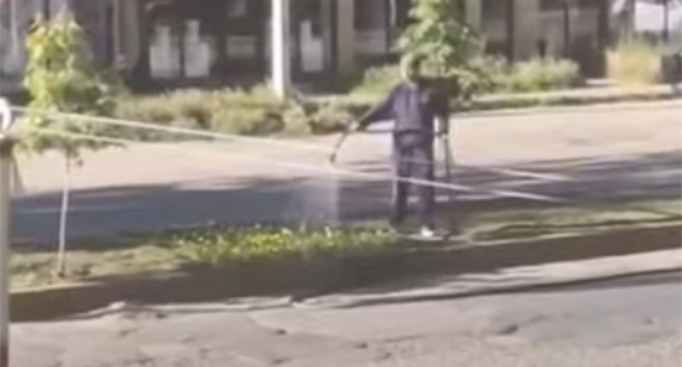 Мэр Избербаша поливает цветы на городской улице. Скриншот видео https://www.instagram.com/reels/DZMjffXNqHW/ принадлежит компании Meta деятельность которой запрещена в России Мэр Избербаша поливает цветы на городской улице. Скриншот видео https://www.instagram.com/reels/DZMjffXNqHW/ принадлежит компании Meta деятельность которой запрещена в России