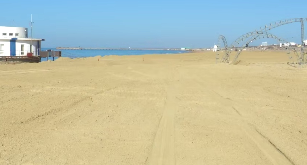 Обновленный пляж в Витязево. Стоп-кадр видео оперштаба Кубани https://t.me/opershtab23/15344 Обновленный пляж в Витязево. Стоп-кадр видео оперштаба Кубани https://t.me/opershtab23/15344