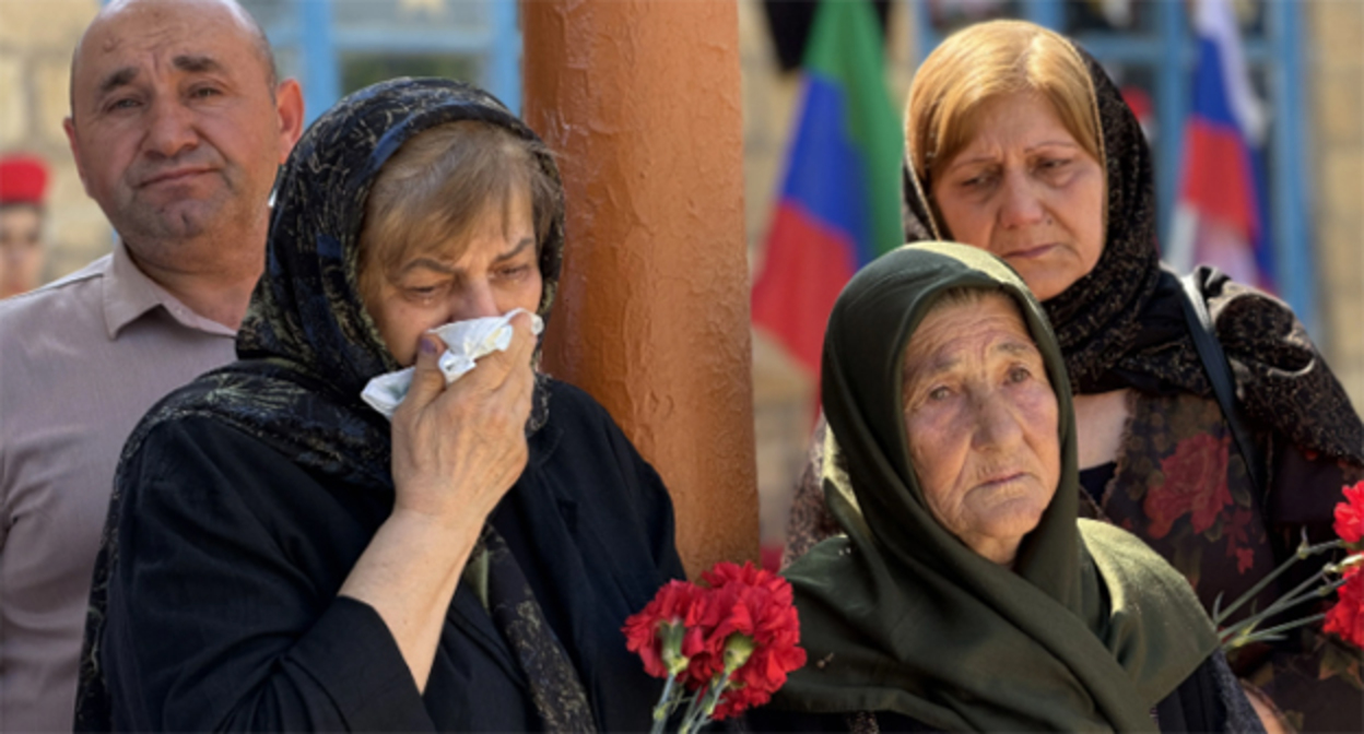 Родственники убитых бойцов. 10 июня 2026 г. Фото: пресс-служба администрации Сулейман-Стальского района Родственники убитых бойцов. 10 июня 2026 г. Фото: пресс-служба администрации Сулейман-Стальского района