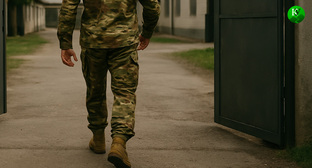 Военный покидает часть. Иллюстрация создана «Кавказским узлом» с помощью ИИ в программе Copilot