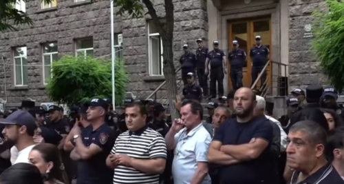 Силовики и участники митинга у здания Центризбиркома. Стоп-кадр видео News.Am от 14.06.26, https://www.youtube.com/watch?v=bSuz5Xm9tQ0 Силовики и участники митинга у здания Центризбиркома. Стоп-кадр видео News.Am от 14.06.26, https://www.youtube.com/watch?v=bSuz5Xm9tQ0
