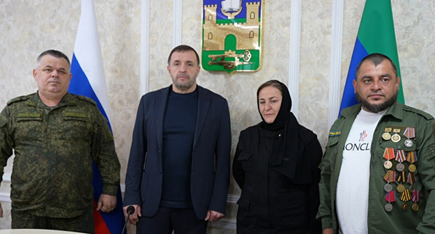 Вдове Магарама Абугаджиева передали орден Мужества. 15 июня 2026 г. Фото пресс-службы администрации Хасавюрта Вдове Магарама Абугаджиева передали орден Мужества. 15 июня 2026 г. Фото пресс-службы администрации Хасавюрта
