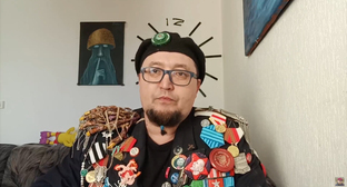 Роберт Кузовков (Семен Скрепецкий). Кадр из видео https://www.youtube.com/watch?v=D880rSRjRvw (деятельность компании Meta (владеет Facebook, Instagram и WhatsApp) запрещена в России)