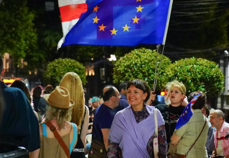 Участники акции у парламента Грузии. Скриншот фото Mo Se от 21.06.26, https://www.facebook.com/photo?fbid=4347579758890096&set=pcb.4347579905556748 (деятельность компании Meta, владеющей соцсетью, запрещена в России) Участники акции у парламента Грузии. Скриншот фото Mo Se от 21.06.26, https://www.facebook.com/photo?fbid=4347579758890096&set=pcb.4347579905556748 (деятельность компании Meta, владеющей соцсетью, запрещена в России)