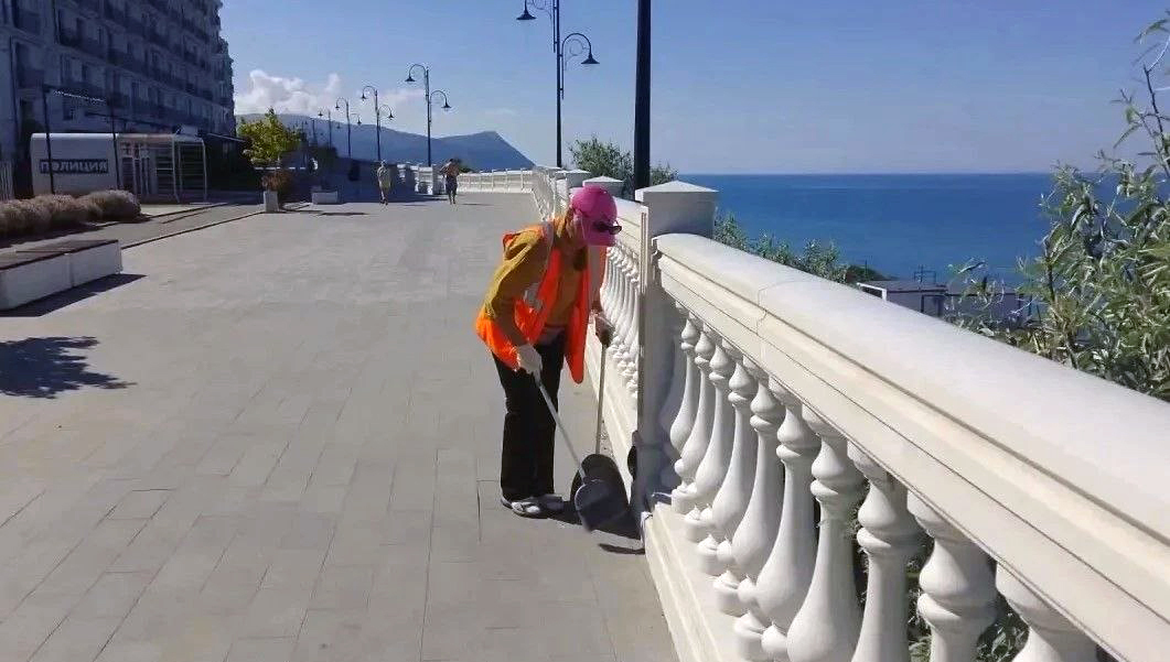 Работы по санитарной очистке набережной. Фото из телеграм-канала мэра Анапы https://t.me/sbmaslova/6790?comment=24483 Работы по санитарной очистке набережной. Фото из телеграм-канала мэра Анапы https://t.me/sbmaslova/6790?comment=24483