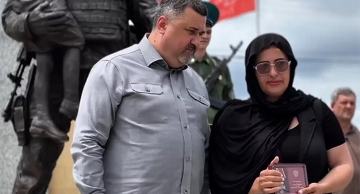 Родные погибших бойцов. Скриншот видео пресс-служба главы Дагестана Родные погибших бойцов. Скриншот видео пресс-служба главы Дагестана