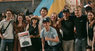 Стоп-кадр: "Протестующие в Тбилиси в 574-й день непрерывных протестов выразили солидарность с осужденной Наной Сандер". Фото: Levan Zazadze/ Facebook