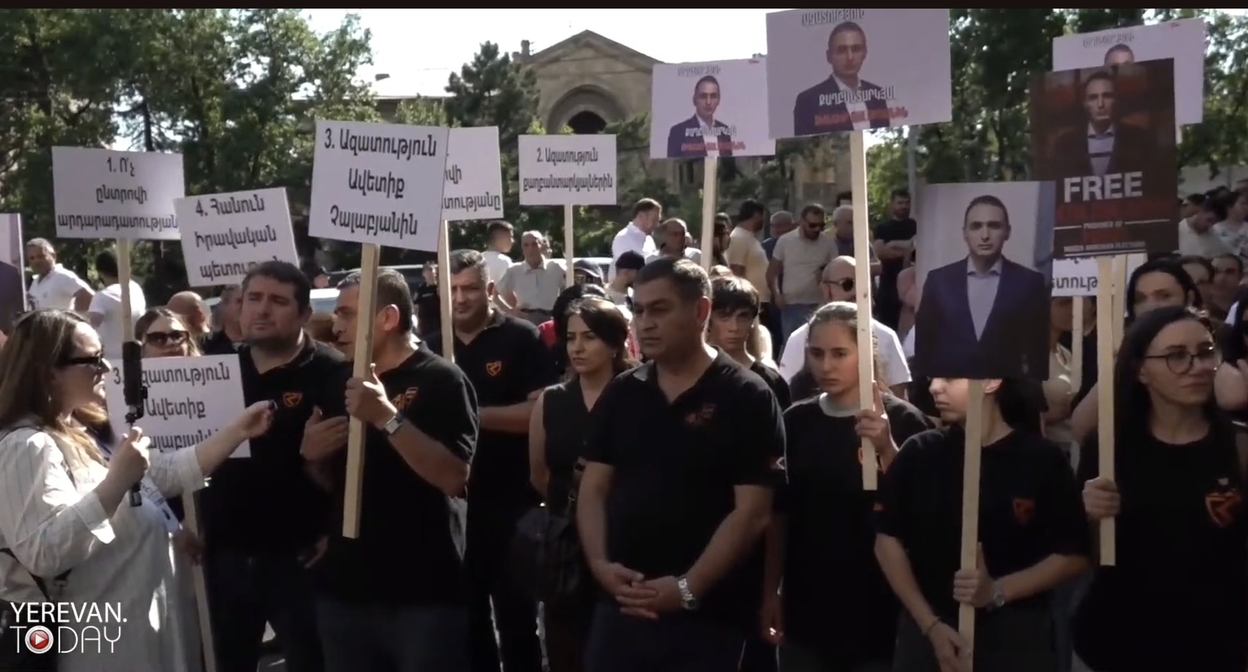 Участники акции протеста у Конституционного суда Армении. Кадр трансляции Yerevan Today Live / YouTube