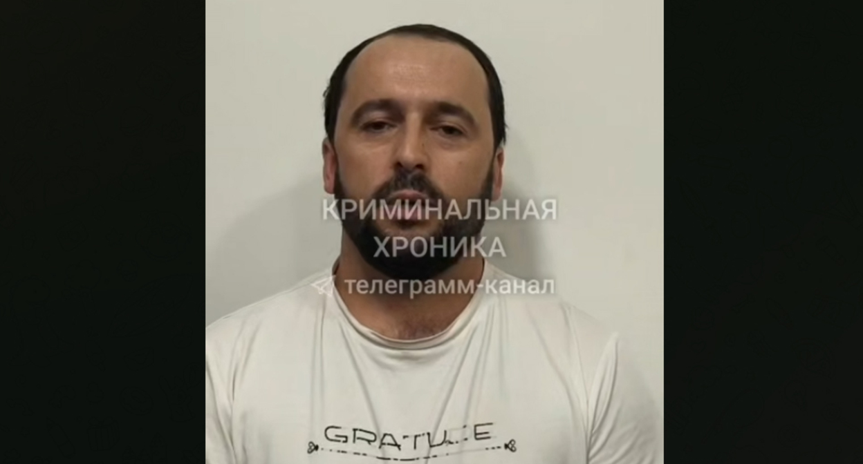 Житель Ленинкента дает пояснения силовикам о конфликте с подростками. Кадр из видео https://t.me/criminal_chronicle/8825