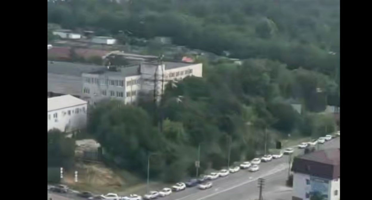 Очередь а заправку в Новороссийске. Стоп-кадр видео "Краснодар/Телетайп" от 28.06.26, https://t.me/tipichkras/80492
