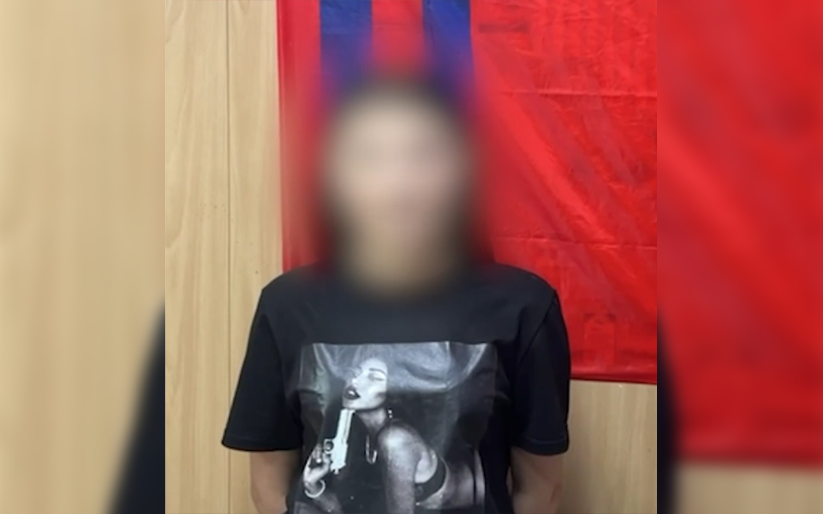 Одна из жительниц Волгограда дает пояснения на камеру о видеосъемке атаки дронов. Кадр из видео https://t.me/newsv1/99067