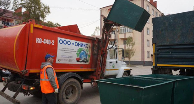 Вывоз мусора в Грозном. Фото: "Грозный-Информ" https://www.grozny-inform.ru/ Вывоз мусора в Грозном. Фото: "Грозный-Информ" https://www.grozny-inform.ru/
