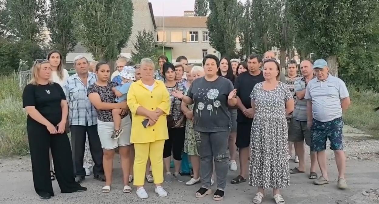 Жители Водного записывают видеообращение к главе Следкома Александру Бастрыкину. Кадр из видео https://dzen.ru/video/watch/6a4a03ef5ec2671d975d4fa6 Жители Водного записывают видеообращение к главе Следкома Александру Бастрыкину. Кадр из видео https://dzen.ru/video/watch/6a4a03ef5ec2671d975d4fa6