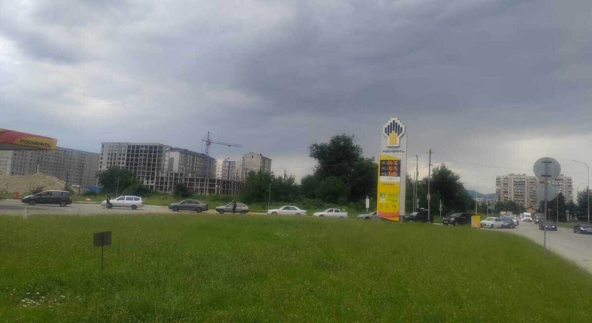 Очередь машин на АЗС "Роснефть" в Нальчике, 7 июля 2026 года. Фото корреспондента "Кавказского узла". 