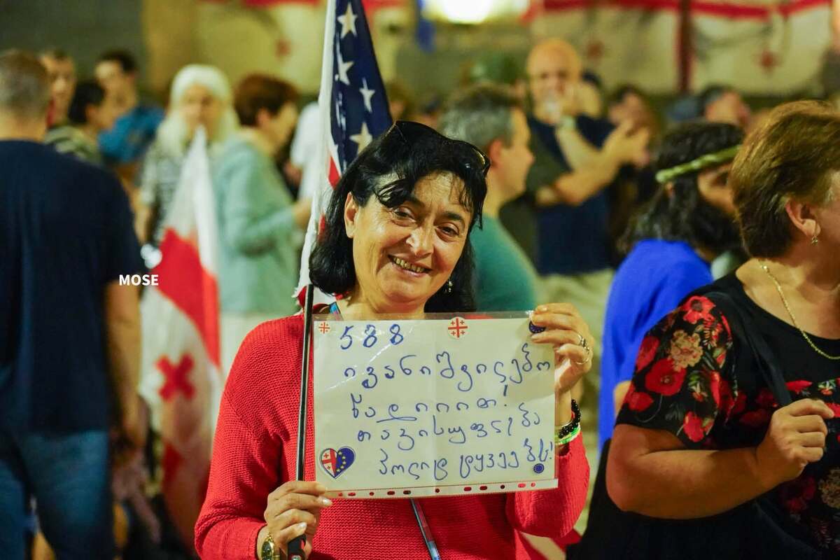 Кадр участников акции в Тбилиси в 588-й день протестов у здания парламента. Фото: MO SE / Facebook Кадр участников акции в Тбилиси в 588-й день протестов у здания парламента. Фото: MO SE / Facebook