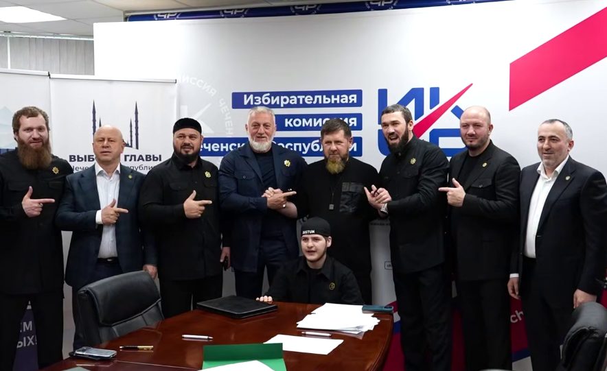 Рамзан Кадыров и чеченские чиновники в избиркоме республики. Стоп-кадр видео из Telegram-канала Рамзана Кадырова от 08.07.26, https://t.me/RKadyrov_95/6719 