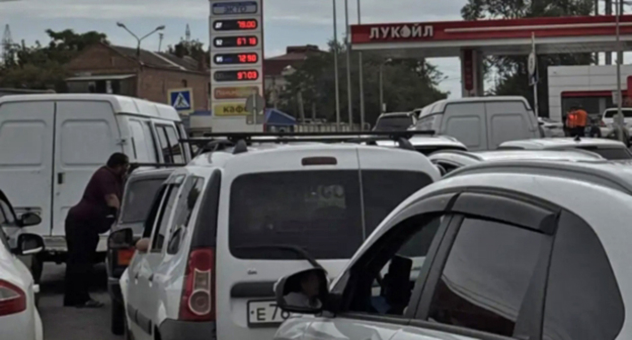 Очередь за бензином в Астрахани. Фото: https://astrakhan.su/ Очередь за бензином в Астрахани. Фото: https://astrakhan.su/