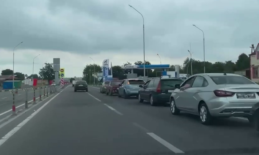 Очередь за бензином в Гизели, Северная Осетия. Стоп-кадр видео "Сапа" https://t.me/sapa_15/10037?single. Очередь за бензином в Гизели, Северная Осетия. Стоп-кадр видео "Сапа" https://t.me/sapa_15/10037?single.