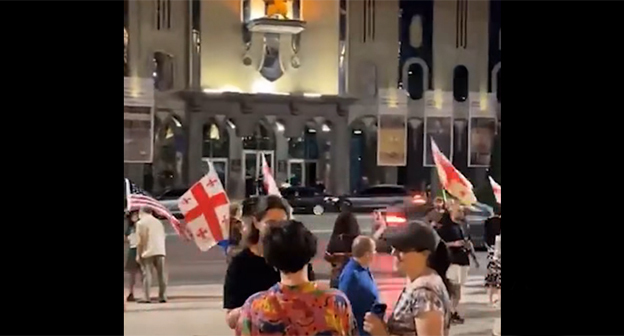 Участники акции протеста в Тбилиси 14.07.2026 г. Кадр из видео на странице https://www.facebook.com/Mtavarinow (деятельность компании Meta (владеет Facebook, Instagram и WhatsApp) запрещена в России) Участники акции протеста в Тбилиси 14.07.2026 г. Кадр из видео на странице https://www.facebook.com/Mtavarinow (деятельность компании Meta (владеет Facebook, Instagram и WhatsApp) запрещена в России)