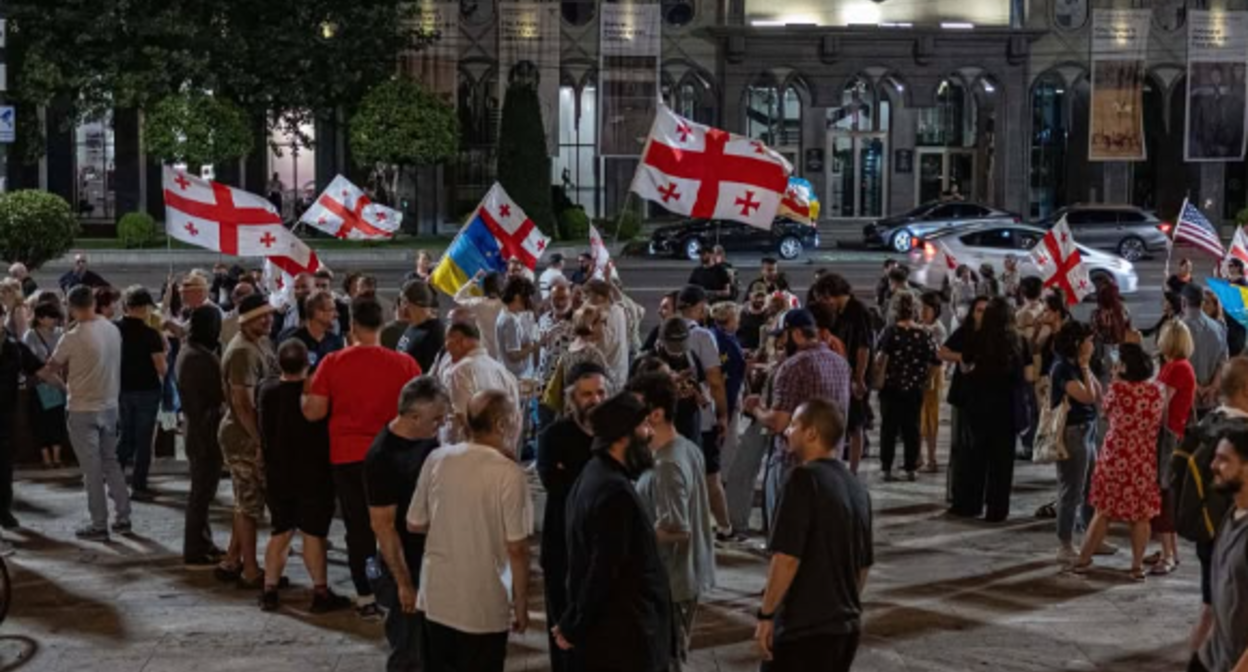Акция протеста у парламента Грузии. Скриншот фото Publika от 15.07.26, https://www.facebook.com/photo?fbid=1813994173333458&set=a.715406393192247 (деятельность компании Meta, владеющей соцсетью, запрещена в России) Акция протеста у парламента Грузии. Скриншот фото Publika от 15.07.26, https://www.facebook.com/photo?fbid=1813994173333458&set=a.715406393192247 (деятельность компании Meta, владеющей соцсетью, запрещена в России)