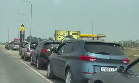Очередь на АЗС. Стоп-кадр видео Краснодар/Телетайп от 22.07.26, https://t.me/tipichkras/81260