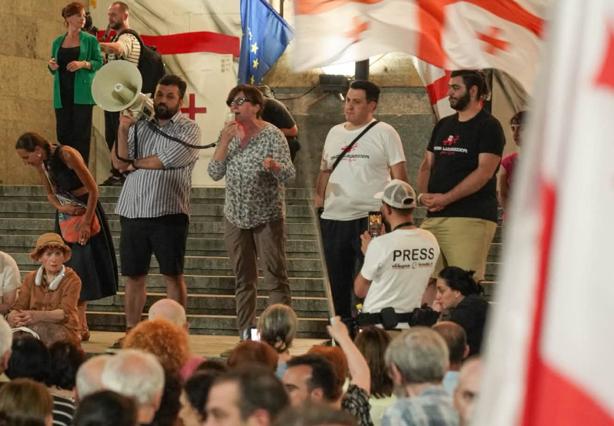 Протестная акция у парламента Грузии. Скриншот фото Mo Se от 22.07.26, https://www.facebook.com/photo/?fbid=4378817919099613&set=pcb.4378819872432751 (деятельность компании Meta, владеющей соцсетью, запрещена в России)
